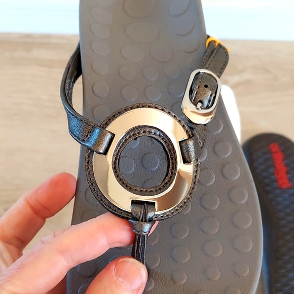 Orthaheel Gray Metallic Thong Sandals with Silver-tone Accents US 6/EUR 37 - Picture 7 of 8